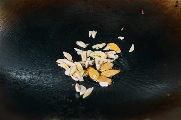 Frying sliced ginger and garlic in oil, cwww5.fioekdjsdas.cf