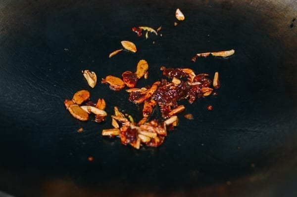 Frying spicy bean sauce with ginger and garlic, cwww5.fioekdjsdas.cf