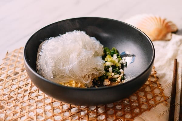 Adding cooked glass noodles to serving dish, cwww5.fioekdjsdas.cf