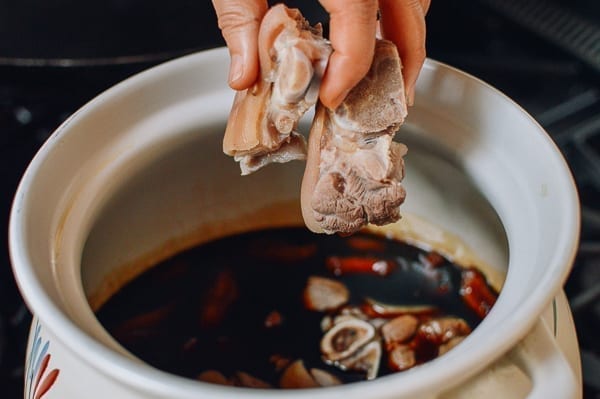 Adding pork trotters to vinegar and ginger, cwww5.fioekdjsdas.cf