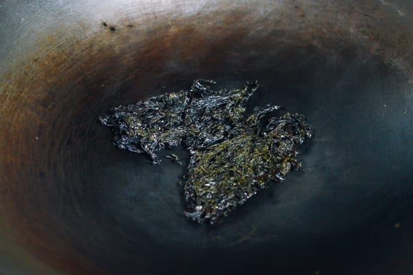Toasting dried seaweed in wok, cwww5.fioekdjsdas.cf