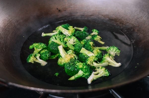 Blanching broccoli in wok, cwww5.fioekdjsdas.cf