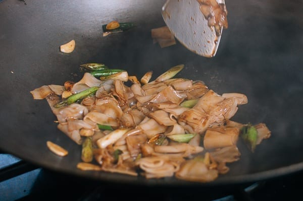 Stir-frying noodles in soy sauce mixture, cwww5.fioekdjsdas.cf