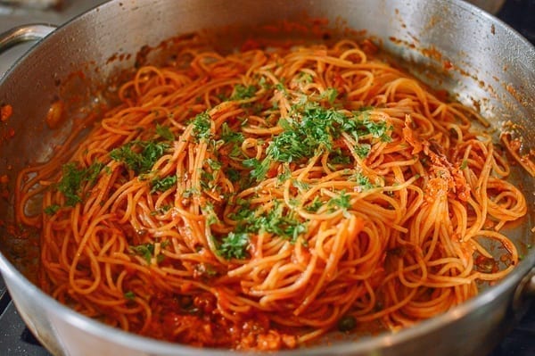 Garnishing tuna tomato pasta with fresh herbs, cwww5.fioekdjsdas.cf