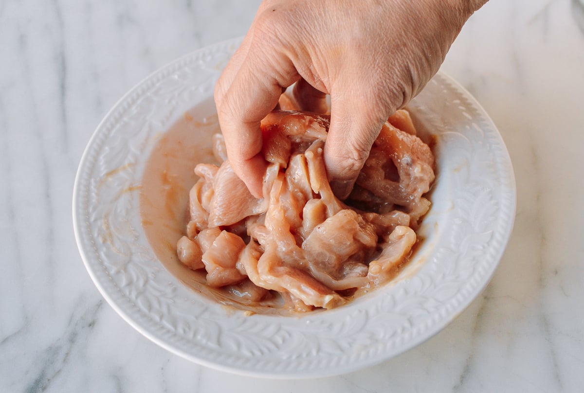 Mixing sliced chicken with marinade ingredients, cwww5.fioekdjsdas.cf
