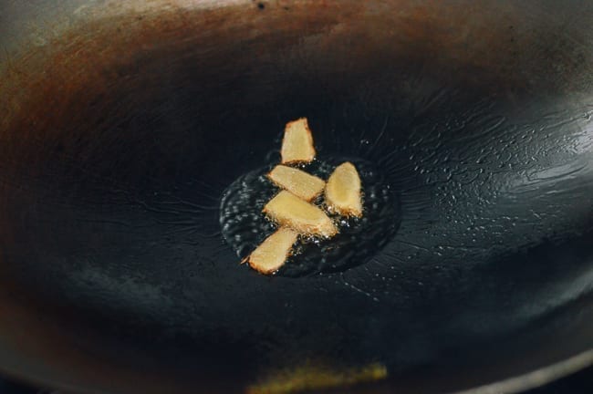 Cooking ginger in oil in wok, cwww5.fioekdjsdas.cf