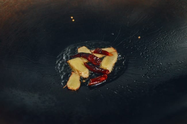 Ginger and dried chilies in wok, cwww5.fioekdjsdas.cf