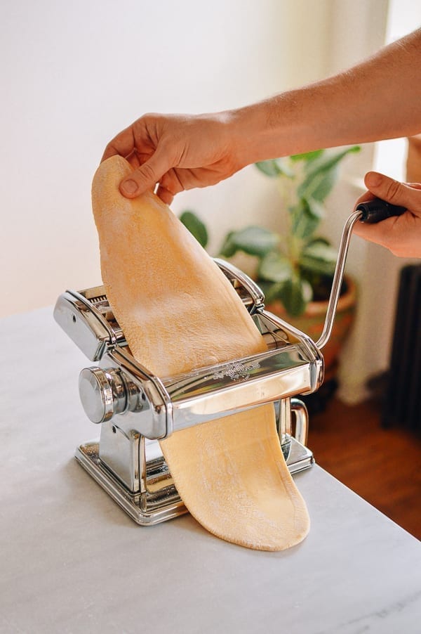 Rolling dough through pasta roller, cwww5.fioekdjsdas.cf