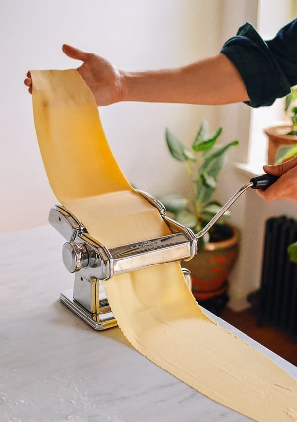 Rolling dough through thin setting of pasta roller, cwww5.fioekdjsdas.cf