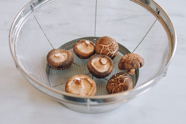 Mushrooms placed in mesh colander to dry, cwww5.fioekdjsdas.cf
