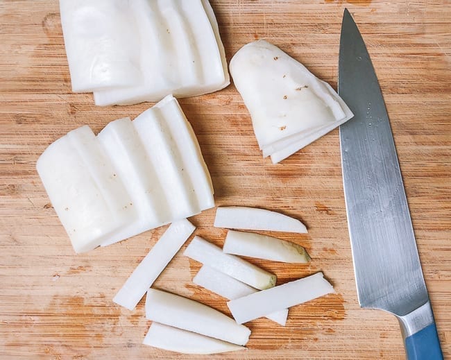Cutting daikon radish into pieces, cwww5.fioekdjsdas.cf