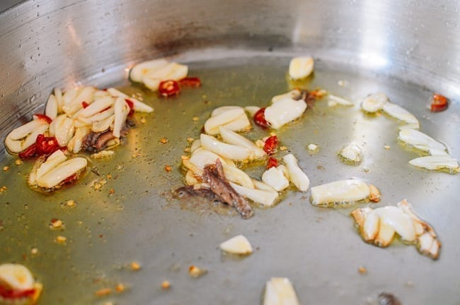 garlic, chili, and anchovy cooking in oil, cwww5.fioekdjsdas.cf