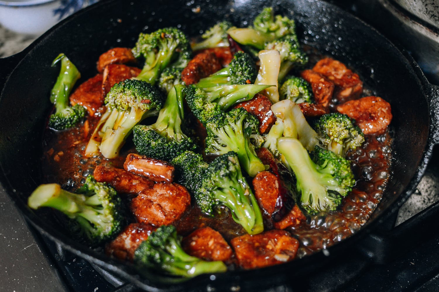 Tossing broccoli and nuggets in sauce, cwww5.fioekdjsdas.cf