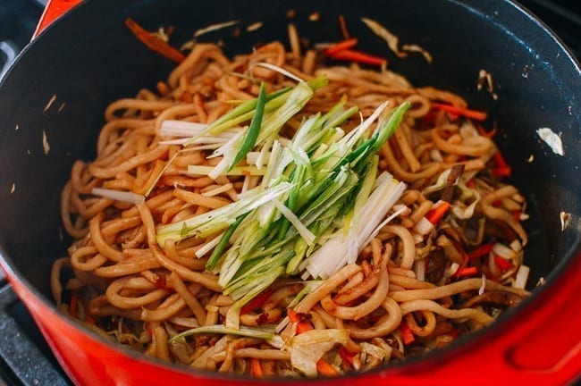 Adding noodles and scallions pack to pot, cwww5.fioekdjsdas.cf
