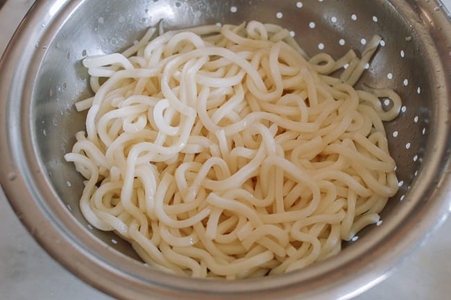 Drained udon noodles in colander, cwww5.fioekdjsdas.cf