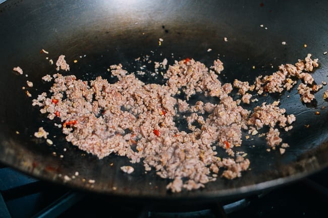 Browning pork in the wok, cwww5.fioekdjsdas.cf