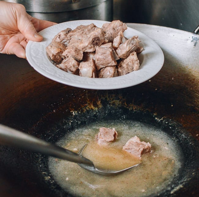 Removing boiled pork ribs to plate, cwww5.fioekdjsdas.cf