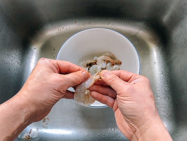 Peeling shell of shrimp tail meat, cwww5.fioekdjsdas.cf