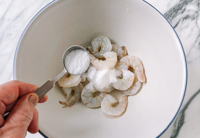 Adding marinade ingredients to shrimp, cwww5.fioekdjsdas.cf