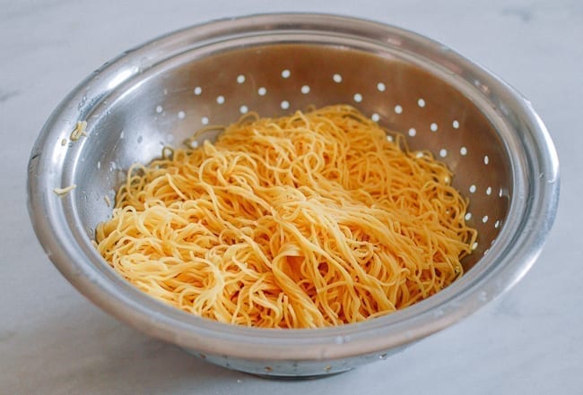 Draining noodles in colander, cwww5.fioekdjsdas.cf