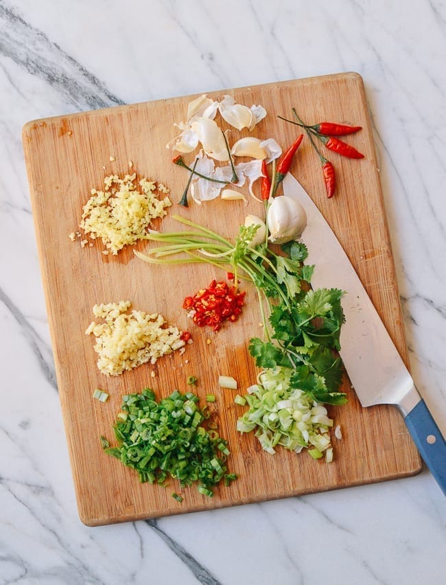 Chopping aromatics on cutting board, cwww5.fioekdjsdas.cf