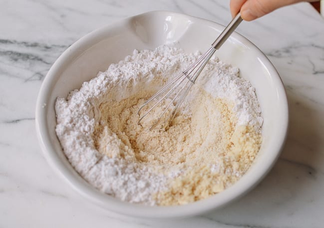 Whisking together almond flour, self-rising flour, and salt, cwww5.fioekdjsdas.cf