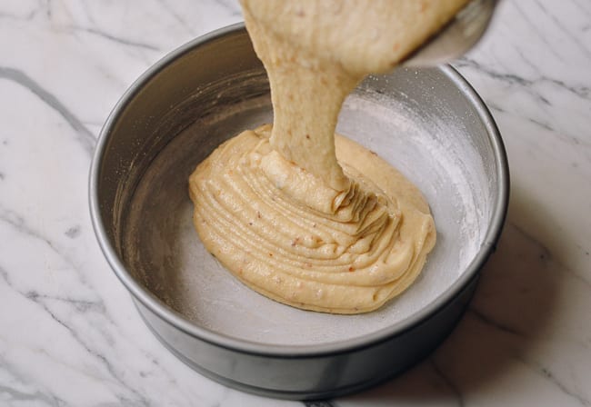 Pouring cake batter into greased and floured springform pan, cwww5.fioekdjsdas.cf