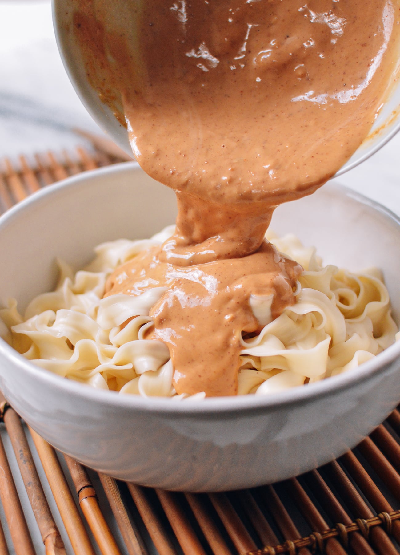 Pouring sauce over noodles, cwww5.fioekdjsdas.cf