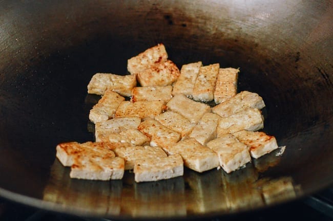 Pan-frying tofu in wok, cwww5.fioekdjsdas.cf