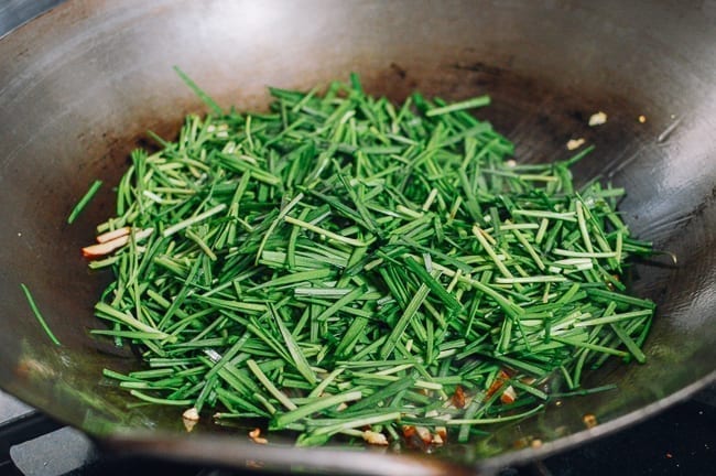 Adding garlic chives to wok, cwww5.fioekdjsdas.cf