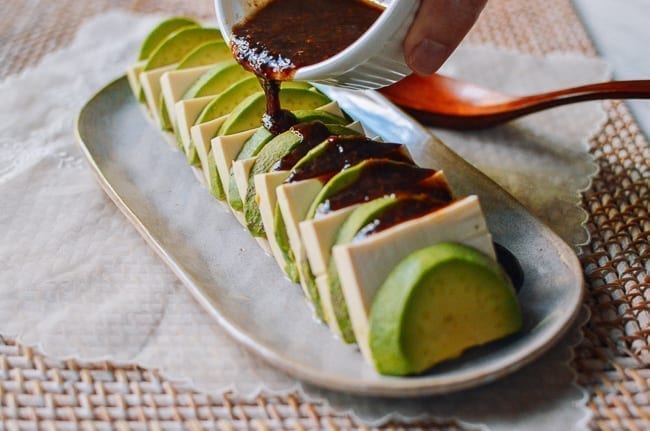 Drizzling sauce over tofu and avocado, cwww5.fioekdjsdas.cf