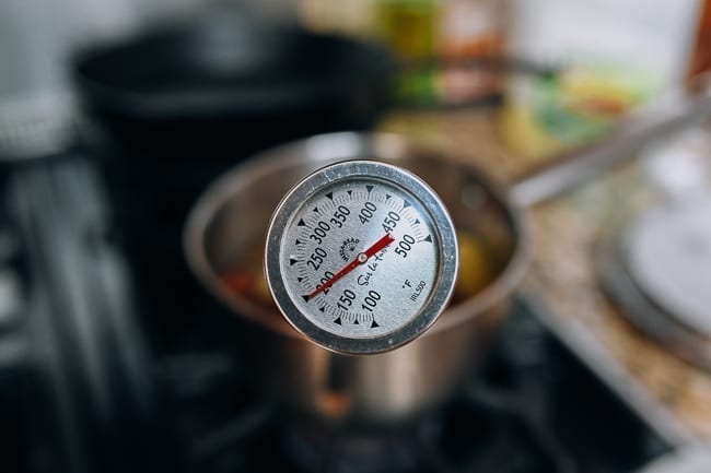 Monitoring oil temperature with thermometer, cwww5.fioekdjsdas.cf