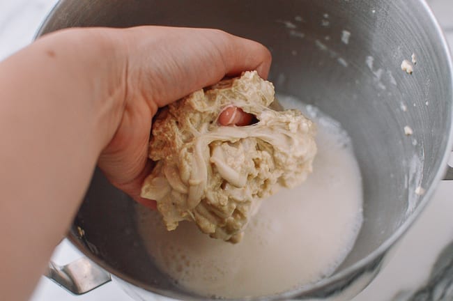 Squeezing dough between fingers to remove excess starch, cwww5.fioekdjsdas.cf