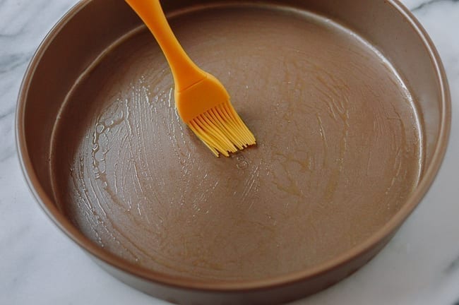 Brushing cake pan with oil, cwww5.fioekdjsdas.cf