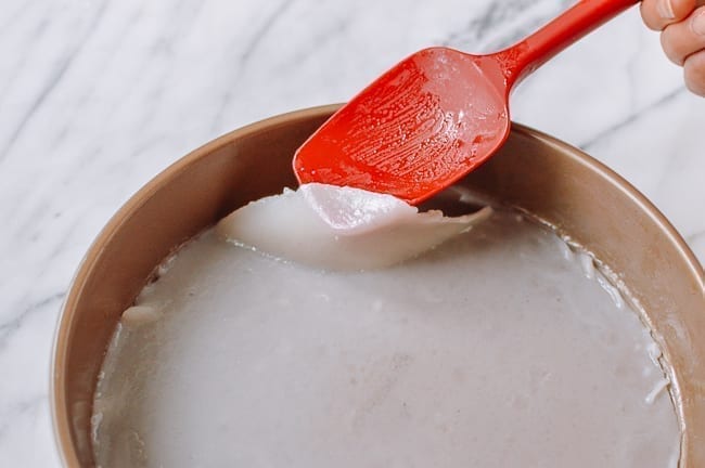 Removing noodle from oiled pan with rubber spatula, cwww5.fioekdjsdas.cf