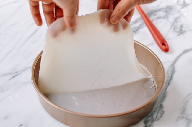 Removing cooked liangpi from pan, cwww5.fioekdjsdas.cf