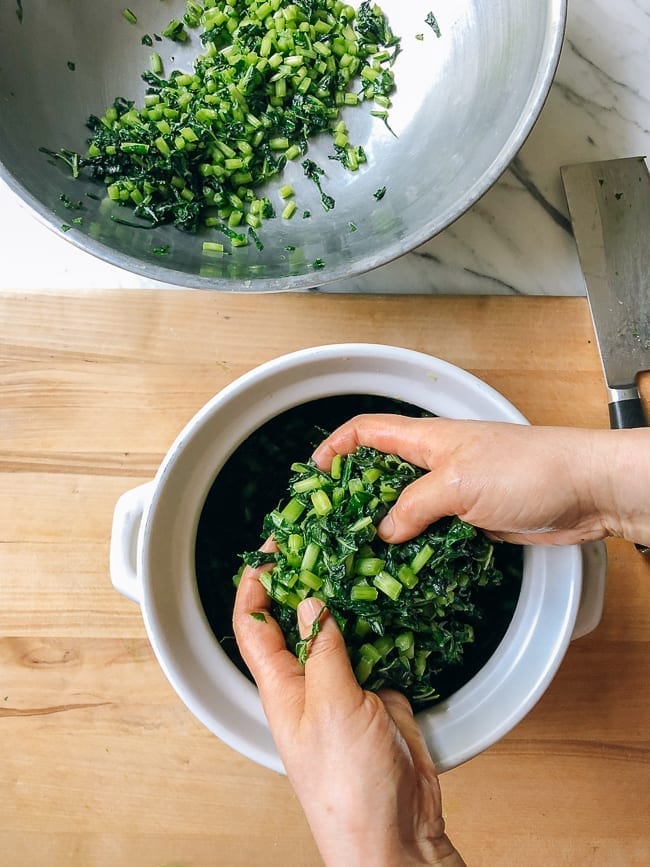 Transferring salted greens to a container, cwww5.fioekdjsdas.cf