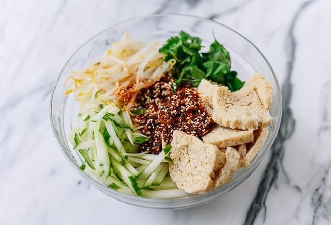 Adding sauce to bowl of ingredients, cwww5.fioekdjsdas.cf
