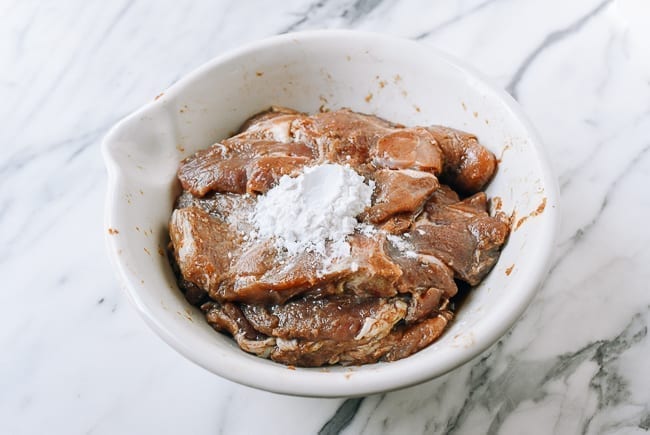 Adding potato starch and water to marinated Taiwan pork chops, cwww5.fioekdjsdas.cf