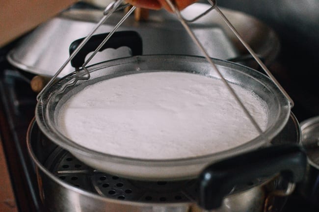 Placing dish of bai tang gao batter in steamer, cwww5.fioekdjsdas.cf