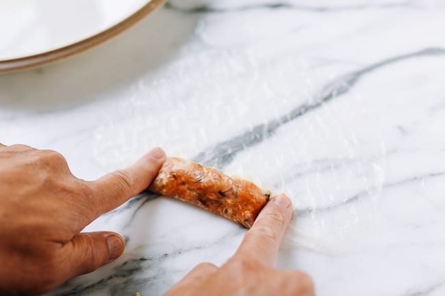 Pressing rice paper around filling, cwww5.fioekdjsdas.cf