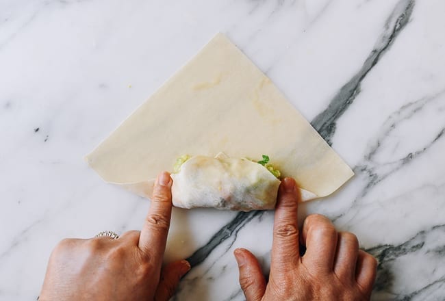 Pressing down egg roll wrapper on both sides of filling, cwww5.fioekdjsdas.cf