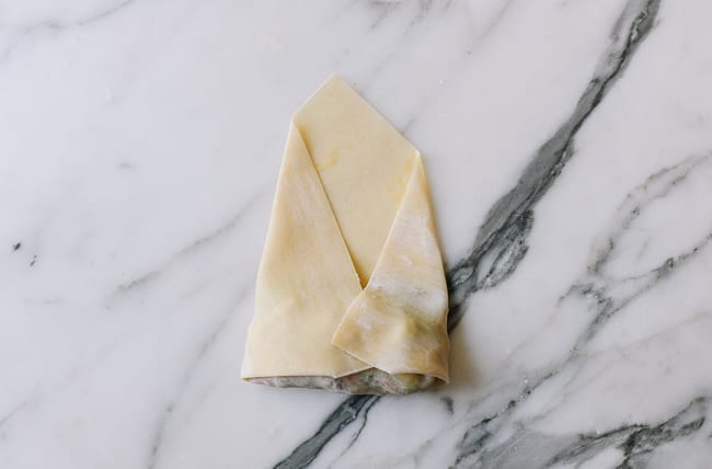 Folding both sides of egg roll wrapper into the middle, cwww5.fioekdjsdas.cf