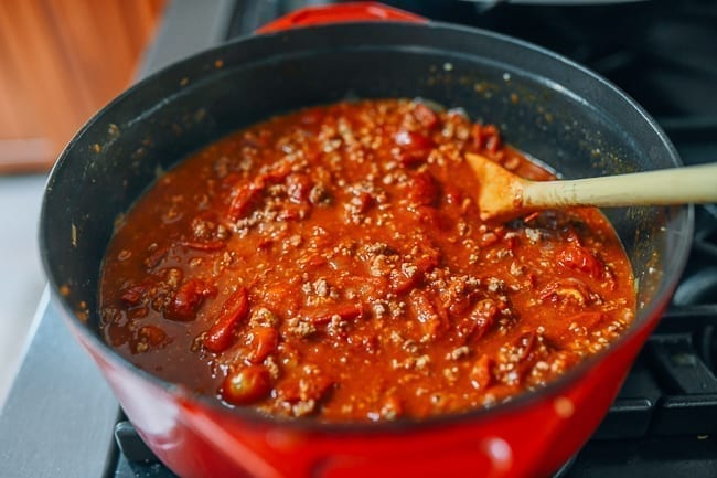 Stirring pot of tomato meat sauce, cwww5.fioekdjsdas.cf