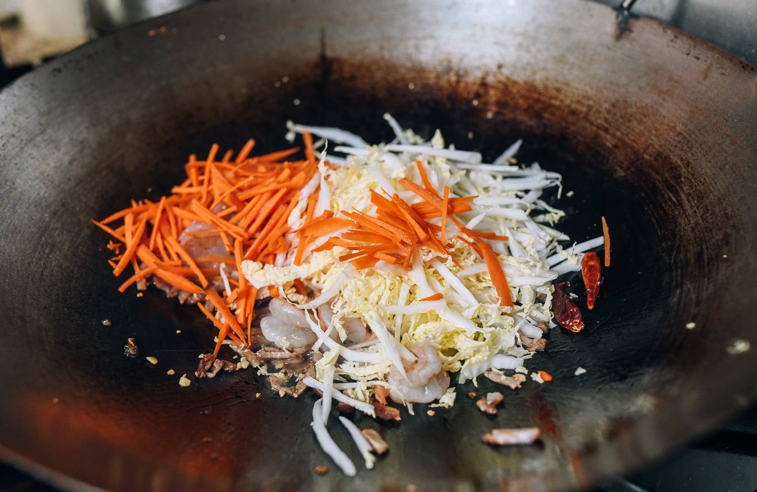 Adding carrots and napa cabbage to wok, cwww5.fioekdjsdas.cf