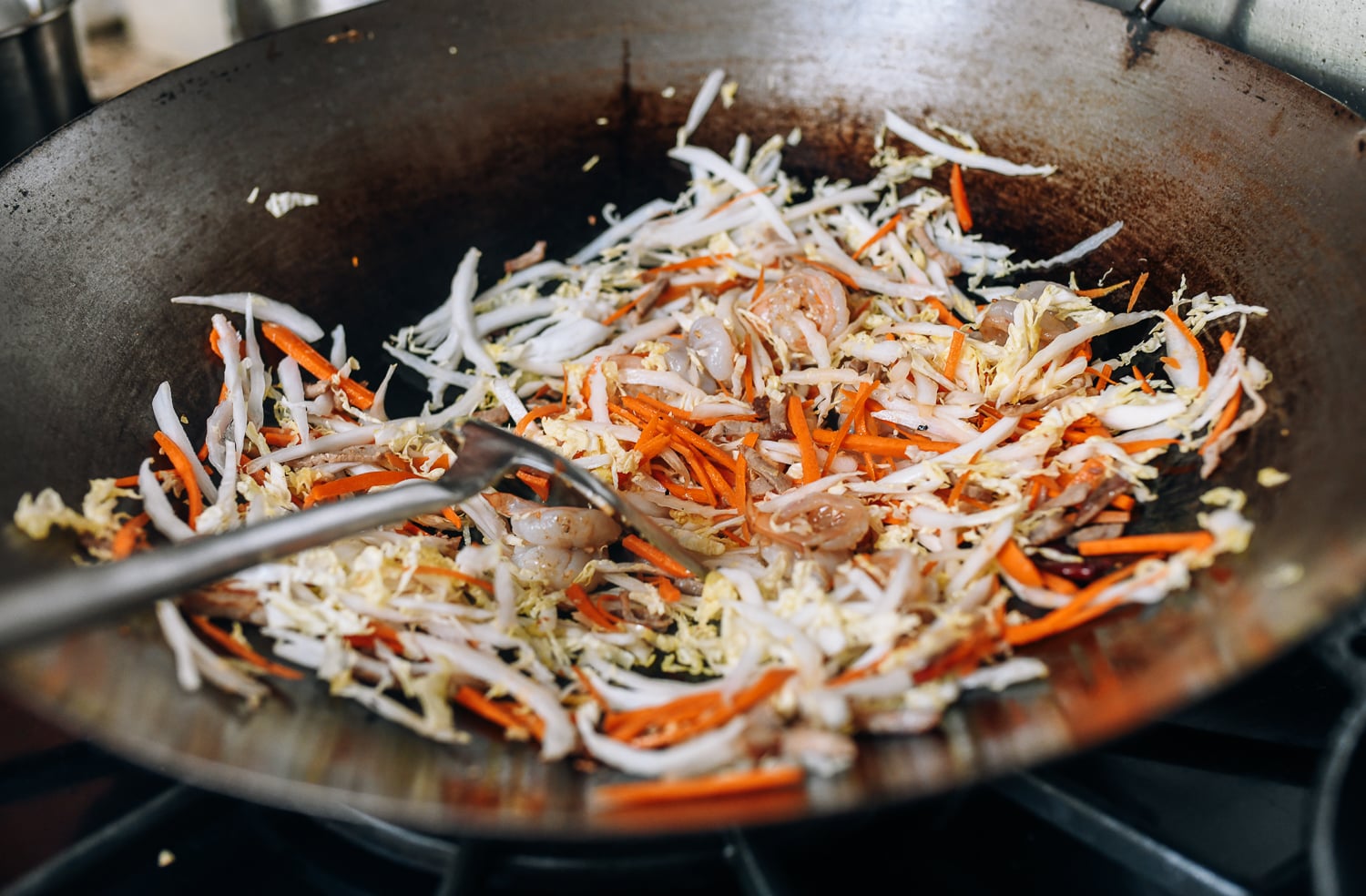 Stir-frying Singapore noodle ingredients, cwww5.fioekdjsdas.cf