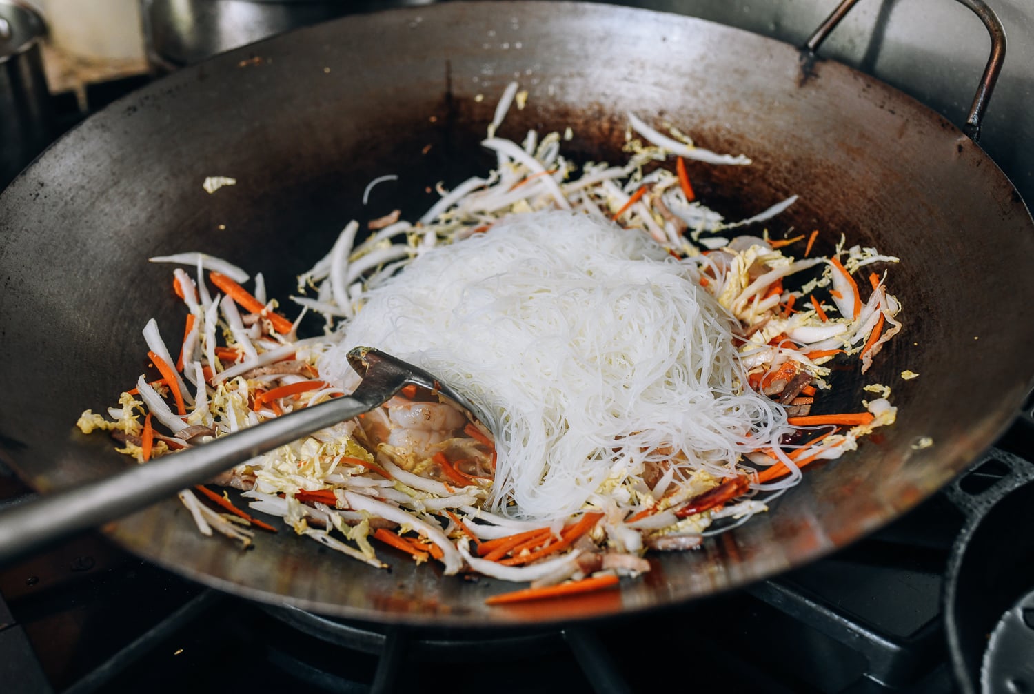 Adding the rice noodles to the wok, cwww5.fioekdjsdas.cf