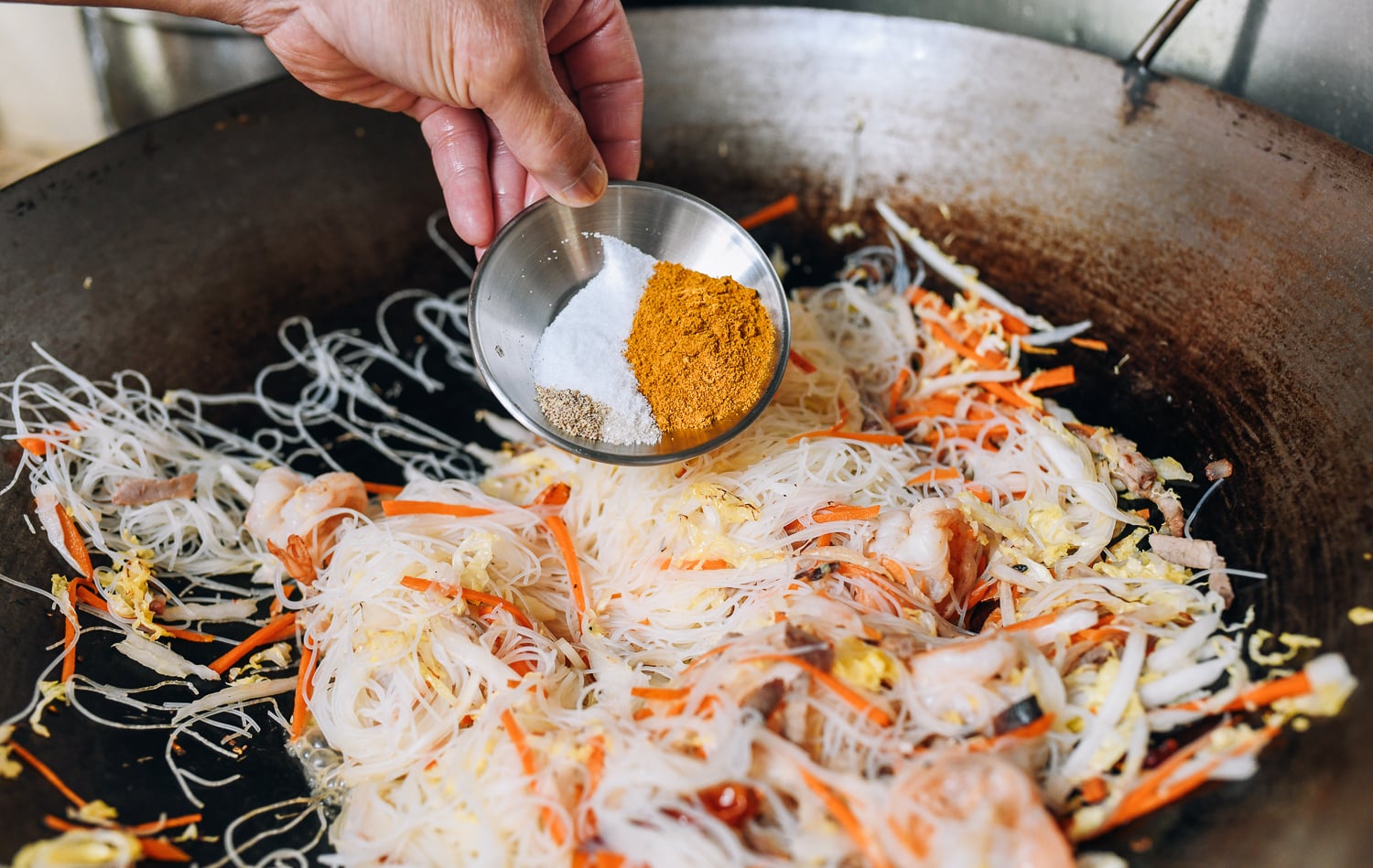 Adding curry powder, salt, sugar, and white pepper to noodles in wok, cwww5.fioekdjsdas.cf