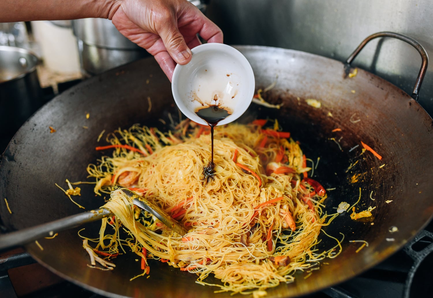 Adding sesame oil and soy sauce to singapore noodles in wok, cwww5.fioekdjsdas.cf
