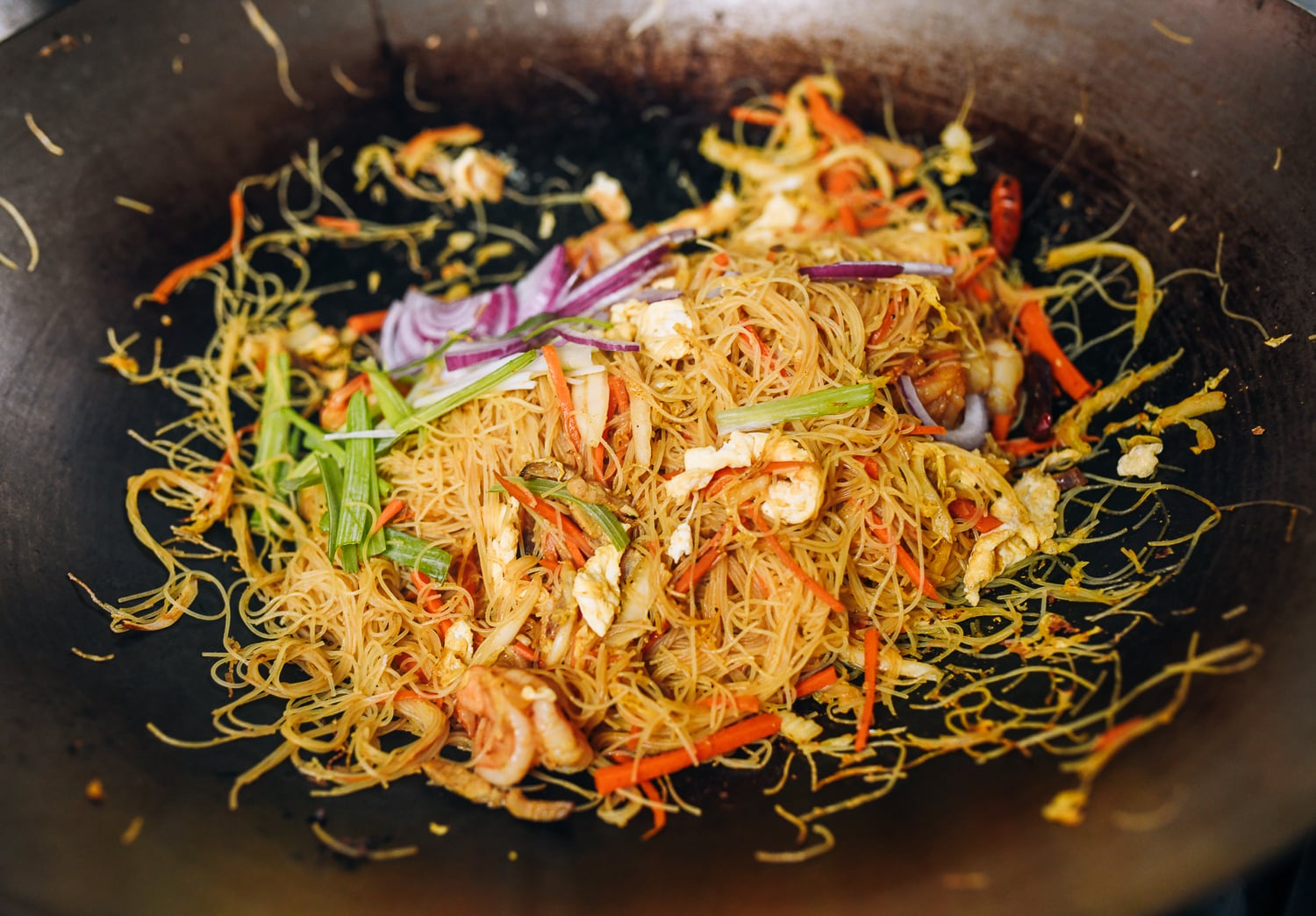 Adding scallions and red onion to Singapore Mei Fun, cwww5.fioekdjsdas.cf